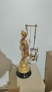 Horloge de table à pendule et à échappement en laiton massif de style français antique, squelette à l'envers, ornement en laiton massif, statue de déesse - Product Image 5