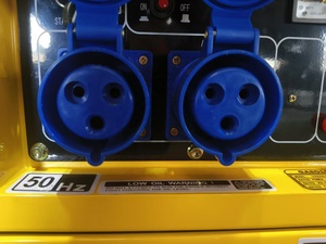 Generador Portátil de Gasolina Ultra Silencioso de 4 Tiempos y 5kW con Arranque de 12V CC y 12 Horas de Autonomía para Emergencias en el Hogar - Product Image 1