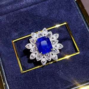 Anillo de Zafiro Azul Real de Sri Lanka de 4.87ct con Certificación AIGS en Oro Blanco de 18K con 209 Diamantes de Alta Calidad para Damas en Ocasiones Nocturnas - Product Image 3