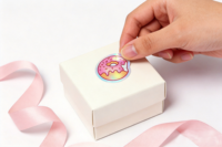 Autocollants en vinyle personnalisés - Nouveaux autocollants holographiques pour enfants sur le thème de l'anime pour la décoration d'ordinateurs portables et de bouteilles d'eau