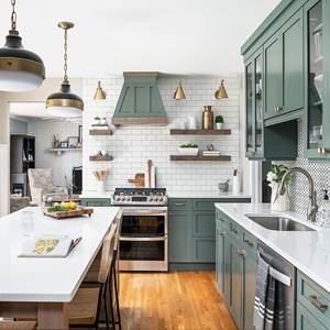 Gabinetes de <span class=keywords><strong>Cocina</strong></span> Modernos Estilo Farmhouse en <span class=keywords><strong>Verde</strong></span> <span class=keywords><strong>Oscuro</strong></span>, Isla de <span class=keywords><strong>Cocina</strong></span> Contemporánea con Herrajes de Latón, Diseño de <span class=keywords><strong>Cocina</strong></span> Tradicional Shaker - Product Image 1