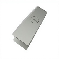 Présentoir en tôle d'aluminium argenté à motif ajouré pour la présentation et l'assemblage de casques audio en magasin