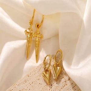 Joyería Minimalista, Pendientes de Aro con Corazón Retorcido y Perla, Chapados en Oro de 18k, Pendientes de Espada para Mujer - Product Image 4