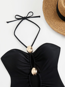 Maillot de bain une pièce noir pour femme, style halter, découpes multiples sur le devant, décorations métalliques dorées, froncé, coupe haute, pour la plage, vente en gros - Product Image 6