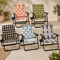 Chaise d'extérieur polyvalente en sangle, pliable, offrant le confort d'un transat de plage et un style rétro tressé, idéale pour les centres de villégiature