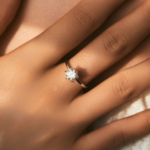 Anillo de compromiso clásico con diamante de talla brillante redonda para mujer, plata S925 con baño de rodio y engaste de garras. - Product Image 2