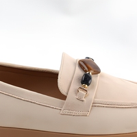 Chaussures plates classiques pour femmes, style mocassins, en faux daim vintage, avec logo métallique, bout rond, à enfiler, semelle extérieure souple en TPR, légères et antidérapantes