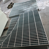 Grille en acier galvanisé de haute qualité pour couvercle de tranchée de drainage extérieur, grille de sol métallique robuste pour usage en parking et sur route