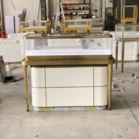 Elegante Gebogene Eck-Schmuckvitrine Luxuriöse Glasvitrine Dreifarbige LED-Beleuchtung Aufbewahrungsschrank für Einkaufszentren