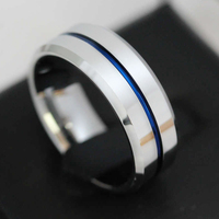 Bagues de mariage vintage en carbure de tungstène de 8 mm, surface brossée à bords biseautés, plaquées noir et bleu, par Cheng Jewelers