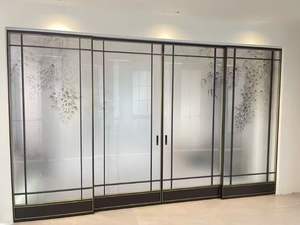 Puerta Corredera de Aluminio con Diseño de Rejilla Personalizada y Acabado de Madera para Renovación de Casas Clásicas - Product Image 3