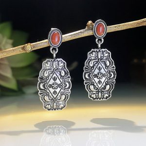 Orecchini Pendenti Etnici Vintage con Dettaglio in Pietra Rossa, Accessori di Moda in Stile Retrò per Donne - Product Image 1