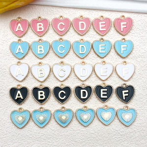 Pendentif breloque lettre alphabet <span class=keywords><strong>c</strong></span>œur double face en alliage de zinc émaillé rose Style 23278 A-Z pour la fabrication de bijoux DIY - Product Image 2