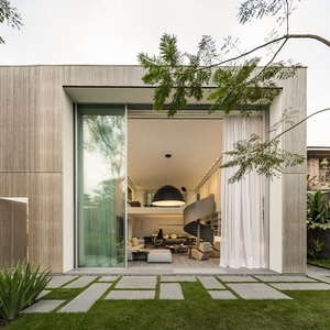 Porte coulissante moderne en alliage d'aluminium mince avec panneau en verre trempé pour balcon et patio domestiques - Product Image 1