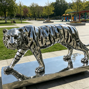 Statua di Tigre Seduta in Acciaio Inossidabile Lucidato Argento, Design Geometrico Moderno a Grandezza Naturale per Giardino, Parco, Prato - Product Image 5