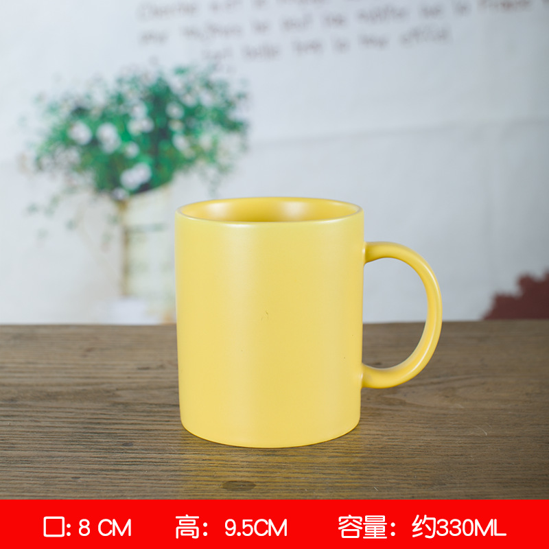 Taza de leche amarilla completa