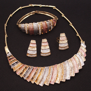 Parure de bijoux Zhuerrui « I Love You Hug and Kiss Xoxo Queen Crown » avec grandes boucles d'oreilles et collier fin pour mariage, style Dubaï - Product Image 5