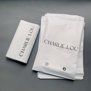 Enveloppes en polyéthylène blanches mates personnalisées avec impression couleur - Sacs d'expédition de marque pour les marques de beauté et de mode - Product Image 2
