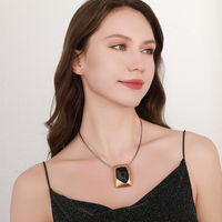 TongLing Européen Vintage Géométrique Noir Résine Câble Métallique Collier Court Carré Charme Collier pour la Vie Quotidienne