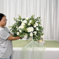 Centre de table classique blanc et vert, décoration de fleurs, rose en soie blanche, plantes vertes, boule de fleurs de 50 cm pour la décoration de mariage