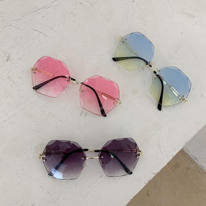 แว่นกันแดดทรงเหลี่ยม รุ่น C1-2338 กรอบสีทอง เลนส์อะคริลิก สีทูโทน สำหรับทุกเพศ ป้องกันรังสียูวี 100% ประเภท 3 - Product Image 5