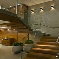 Escalier droit moderne en bois avec marches en bois et rampes en acier inoxydable, design professionnel CBMmart