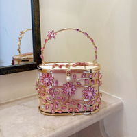 Sac de soirée en métal coloré orné de fleurs en cristal, sac panier ajouré incrusté de diamants avec fermoir perlé, pochette à poignée en strass