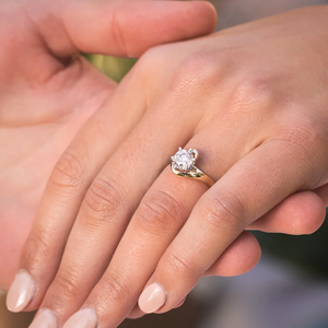 エレガントなツイストスワールデザインイエローゴールドメッキラウンドカットソリティアシルバーダイヤモンドモダンファッションレディースリング - Product Image 3