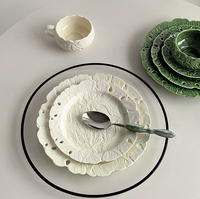 Nouvelle arrivée forme irrégulière conception de feuille verte en relief chou glaçure assiette en céramique ensemble pour événements