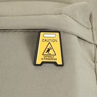 Broche amusante jaune en émail avec signe d'avertissement de prudence, motif « Passerelle en cours », badge de revers créatif, notice de sécurité
