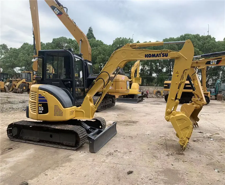 Petite mini pelle sur chenilles. Komatsu pc55.