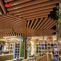 Plafond à lamelles en aluminium en forme de U moderne Alumtimes, résistant à l'humidité, pour la décoration de hôtels et d'appartements de luxe