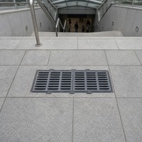 Grille de canalisation en fonte ductile robuste à fentes pour plateformes de gares et systèmes de drainage municipal