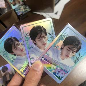 การ์ดรูปเคป๊อปแบบกำหนดเอง พิมพ์ UV ลายโลโม่ พร้อมเอฟเฟกต์โฮโลเลเซอร์ สำหรับโอกาสวันเกิด สไตล์โปสการ์ด - ดนตรีและความรัก - Product Image 6