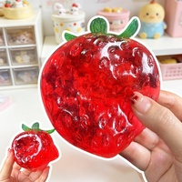 Jouets à presser en forme de grande fraise, boule souple faite à la main en TPR à peau fine, ne rebondit pas