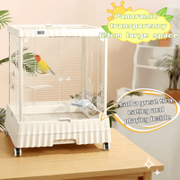 Une grande cage à oiseaux luxueuse en métal avec des roues transparentes et mobiles pour un transport facile, adaptée aux perroquets