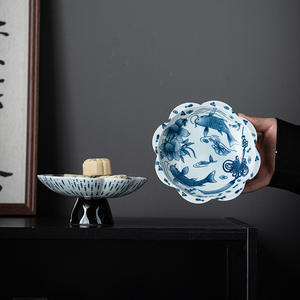 Vassoio per Frutta in Ceramica Blu e Bianco Design con Piedistallo Stile Cinese Piccolo Piatto per Tè Semi di Melone Frutta Piatto Decorato Usa e Getta - Product Image 3