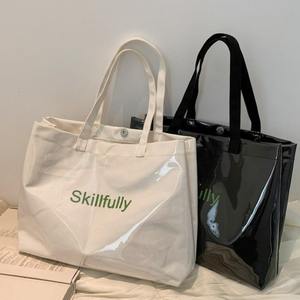 Sac de plage imperméable grande capacité en gros, sac fourre-tout en toile PVC avec logo personnalisé pour femmes - Product Image 1