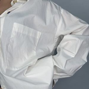 เสื้อเชิ้ตผู้หญิงแขนยาวสีขาวผ้าฝ้าย OEM แฟชั่นใหม่ ดีไซน์เนอร์ เสื้อทรงหลวม กระดุมหลากสี เสื้อเชิ้ตและเสื้อเบลาส์ - Product Image 6