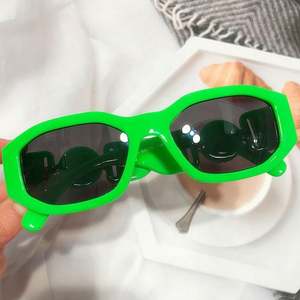 Vente en gros de lunettes de soleil vintage personnalisées avec logo orange rouge, à jambes larges, UV400, petites lunettes de soleil polygonales 2021 - Product Image 2