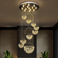 Grand lustre en cristal hélicoïdal avec sphères en cascade, hauteur réglable, lumière LED chaude pour la décoration de hôtels de luxe et de halls d'entrée