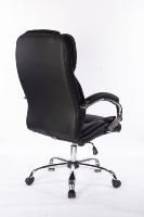 Chaise de bureau exécutive moderne en cuir à dossier haut, design ergonomique, fonction pivotante, base chromée, accoudoirs articulés, hauteur réglable