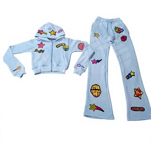 Conjunto unisex de sudadera con capucha y cremallera completa y pantalones deportivos acampanados con parches gráficos - Product Image 1