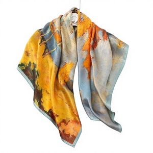 Sciarpa in Seta di Gelso 100% di Lusso da 90 cm, Design Esclusivo, Stampa Personalizzata, Protezione Solare, Sciarpa da Donna Stampata in Seta Crepe Liscia - Product Image 1