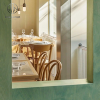 Ensemble de mobilier de restaurant et café moderne, écologique et durable : tables à manger en bois, chaises à dossier courbé, banquette en tissu, sièges en métal