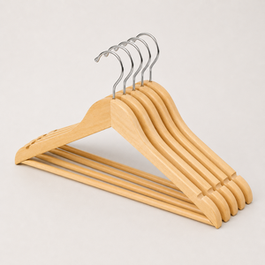 Cintres en bois naturel personnalisés avec logo, robustes, avec barre transversale pour pantalons, fabriqués au Vietnam - Product Image 1