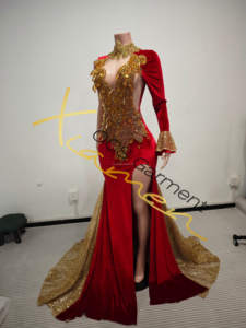 Abito da Sera Elegante Originale di Ocstrade, Lussuoso e Personalizzato, Monospalla con Strass Dorati Scintillanti e Spacco Alto - Product Image 4