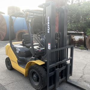 Montacargas Usado Japonés de 3 Toneladas con Contrapeso para Motor Diésel, Disponible en Shanghái para la Venta - Product Image 1