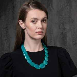 Elegante Collar de Resina con Inclusiones Botánicas Coloridas, Acabado Brillante Transparente, Joyería con Colgante Único Hecho a Mano - Product Image 3