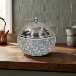 Casserole ronde moderne en métal avec couvercle en acier inoxydable poli, design durable - Product Image 5